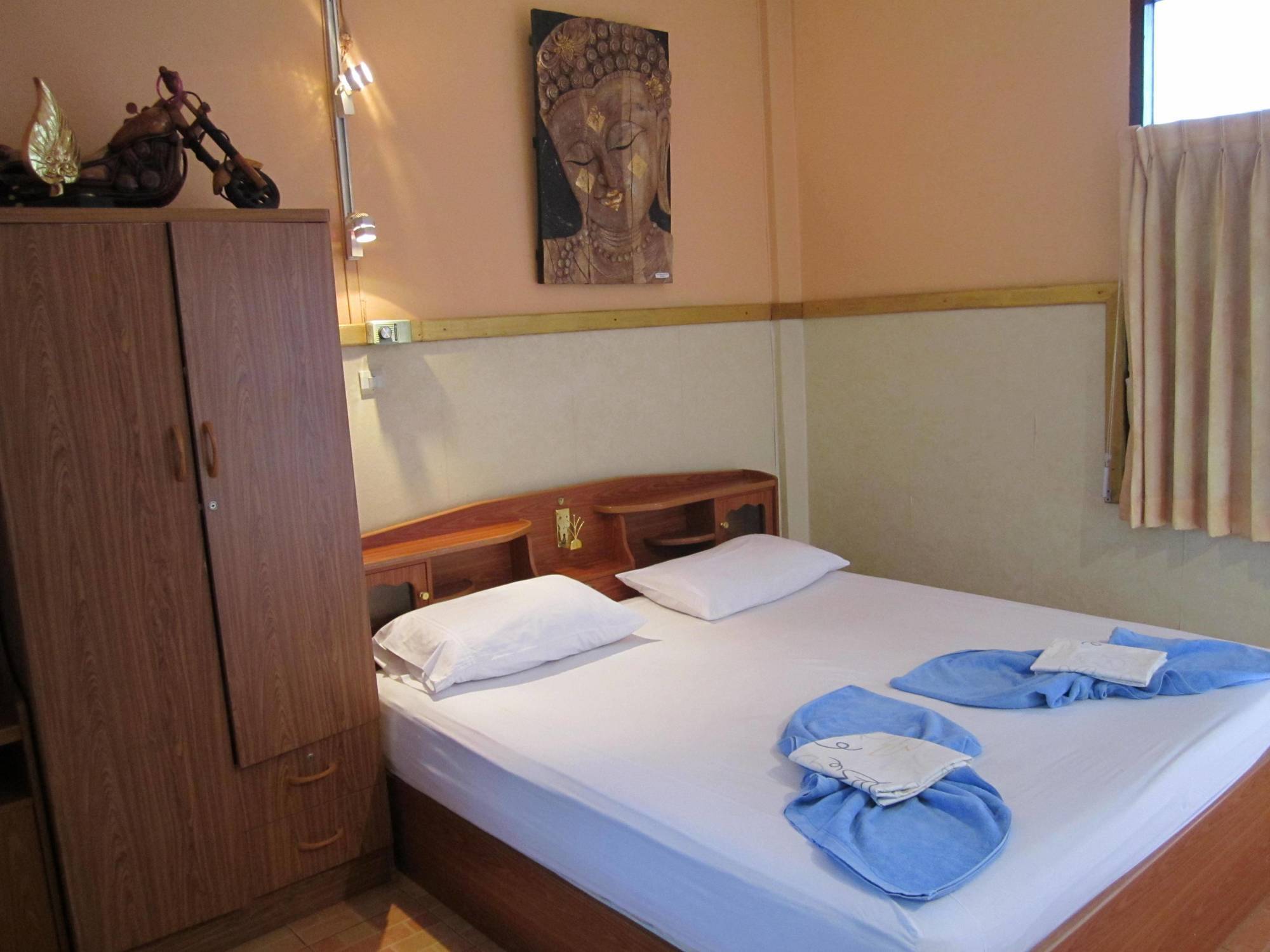 Hollanda Montri Guesthouse Чиангмай Екстериор снимка